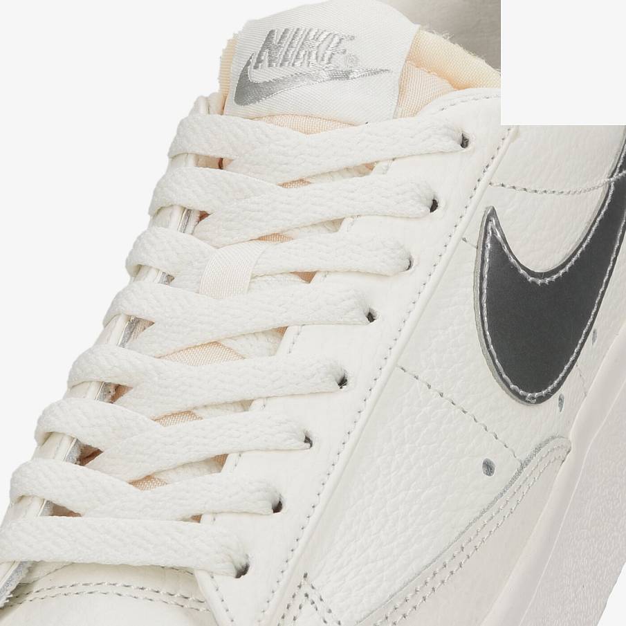Фото № 4 с приближением к товару «‎Nike Wmns Blazer Low Platform Sneakers WhiteSilver»