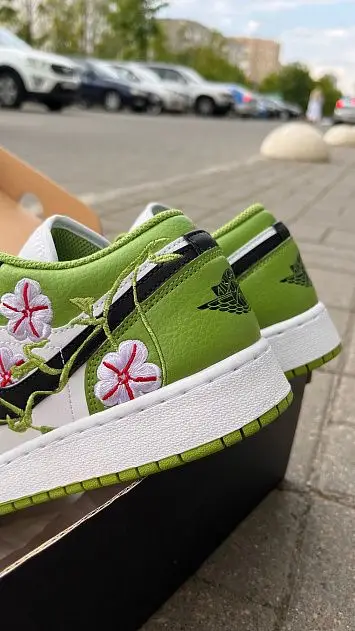 Air Jordan 1 Low SE Floral Vines - 3