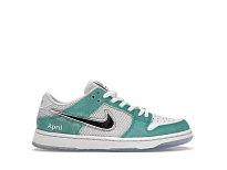 Фото № 1 с приближением к товару «‎Nike SB Dunk Low»