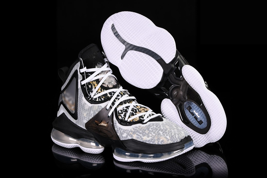 Фото № 1 с приближением к товару «‎Nike Lebron 19 Royalty»