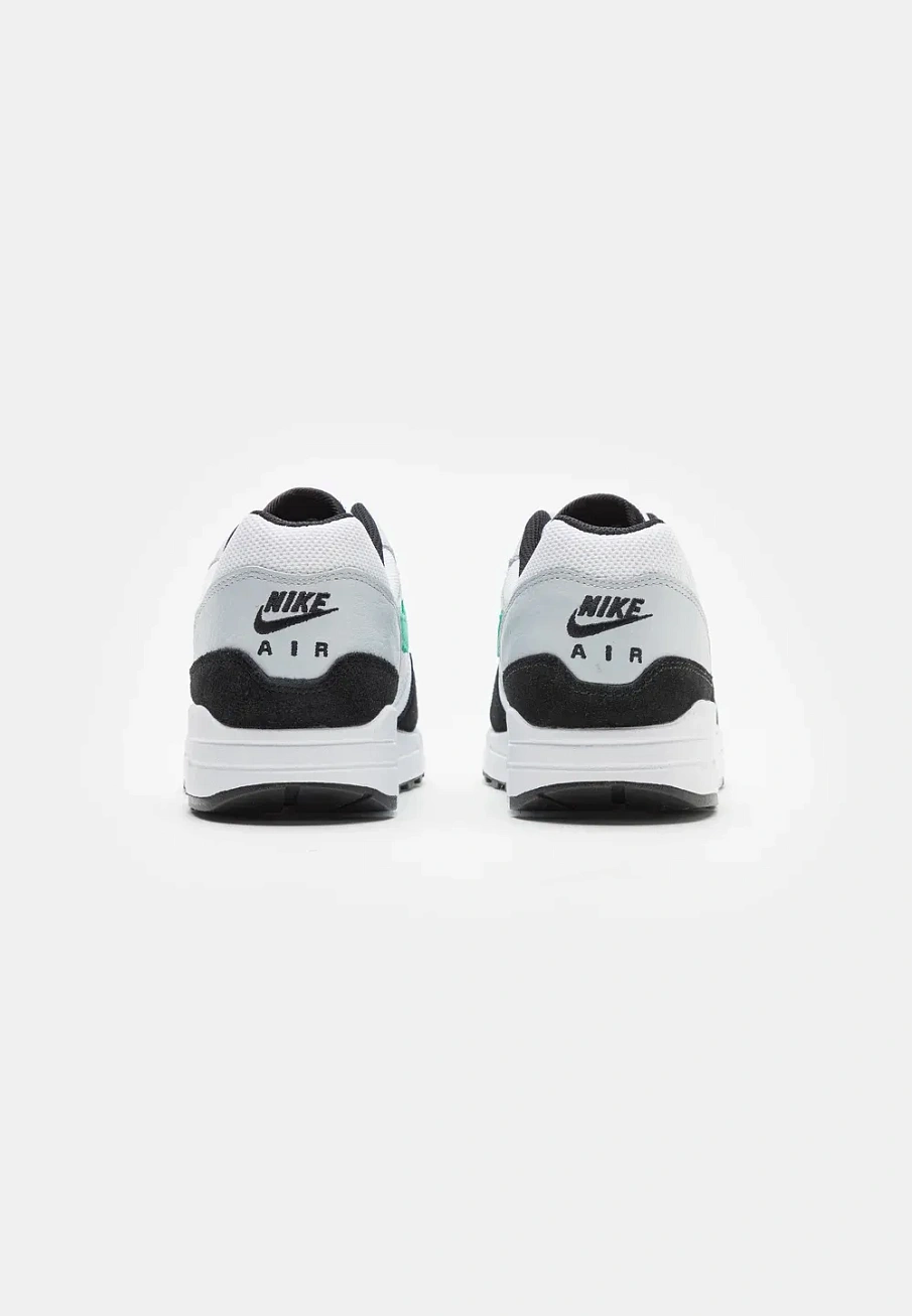 Фото № 3 с приближением к товару «‎AIR MAX 1»