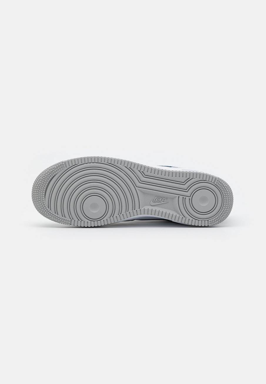 Фото № 5 с приближением к товару «‎Nike Air Force 1 07 Lv8 »