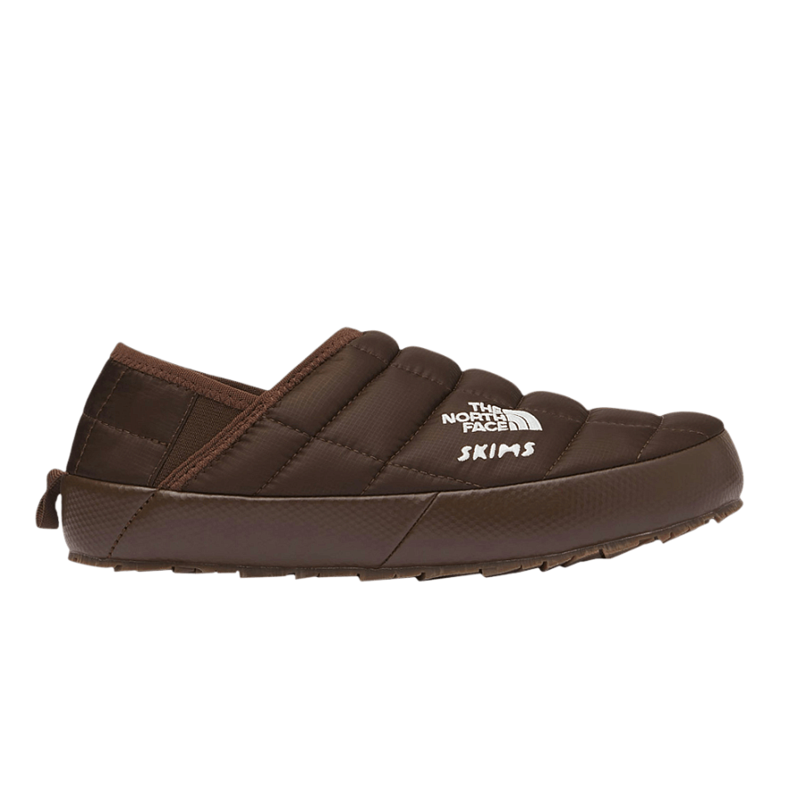 Фото № 1 с приближением к товару «‎SKIMS x The North Face Women's Thermoball Traction Mule 5 Cocoa»
