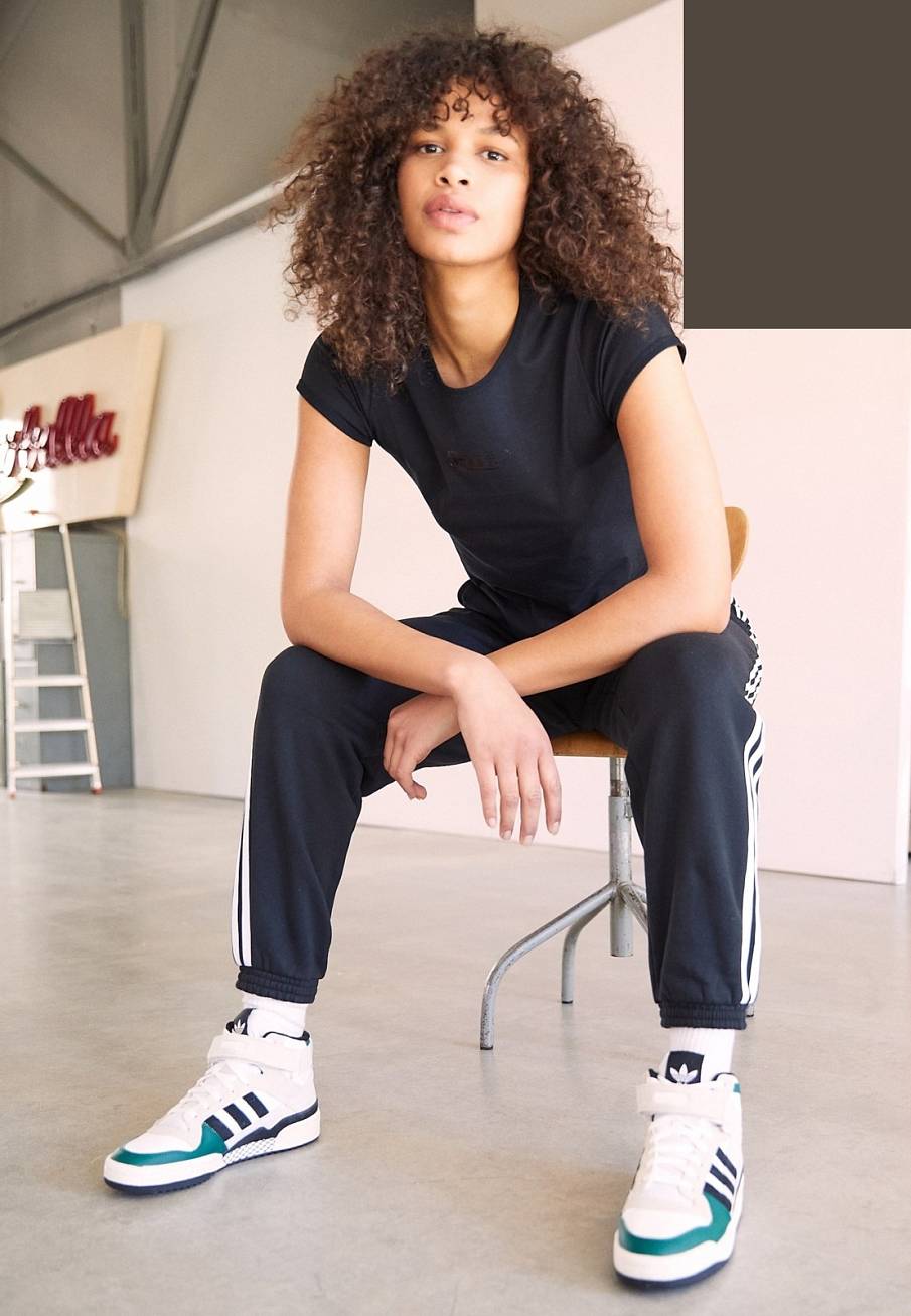 Фото № 1 с приближением к товару «‎Adidas Forum »