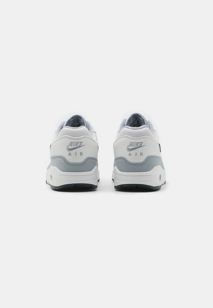 Фото № 3 с приближением к товару «‎AIR MAX 1»