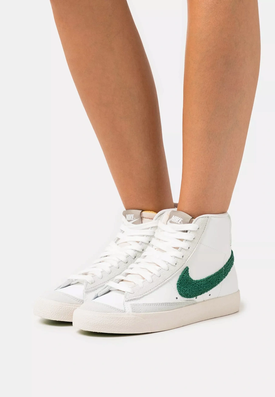 Фото № 4 с приближением к товару «‎W BLAZER MID 77»