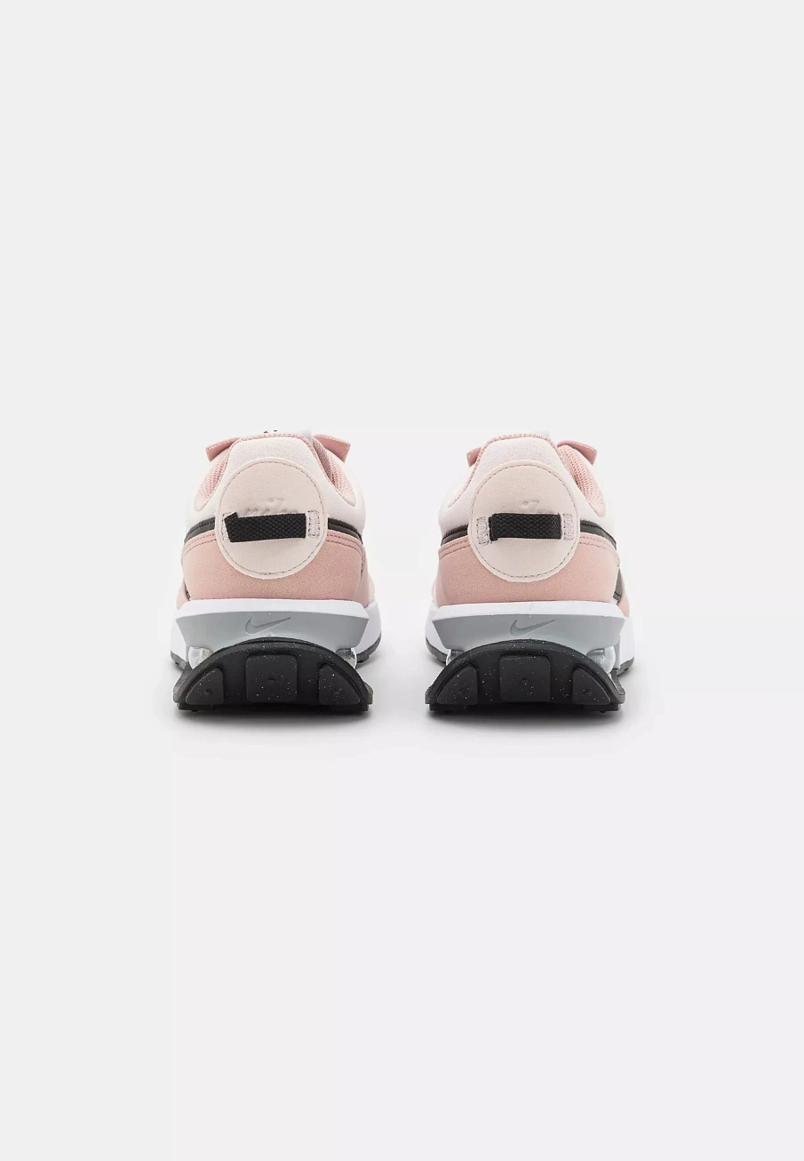 Фото № 3 с приближением к товару «‎W AIR MAX PRE DAY NN»