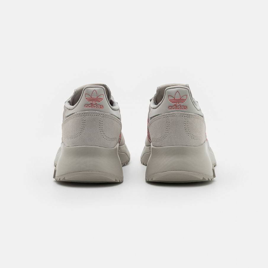 Фото № 3 с приближением к товару «‎Adidas Retropy F2 »