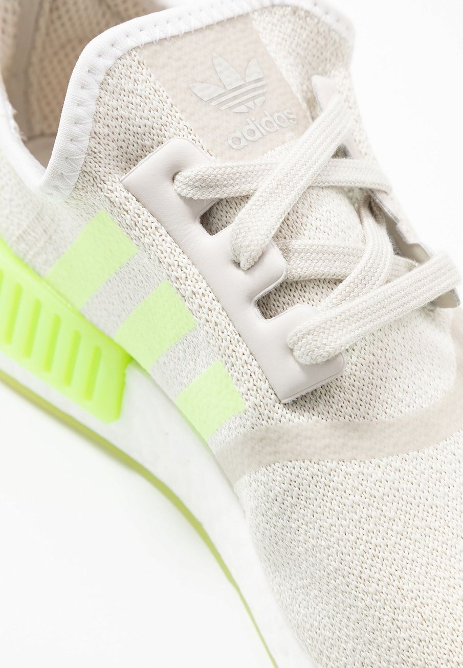 Фото № 3 с приближением к товару «‎Adidas Nmd_r1 »