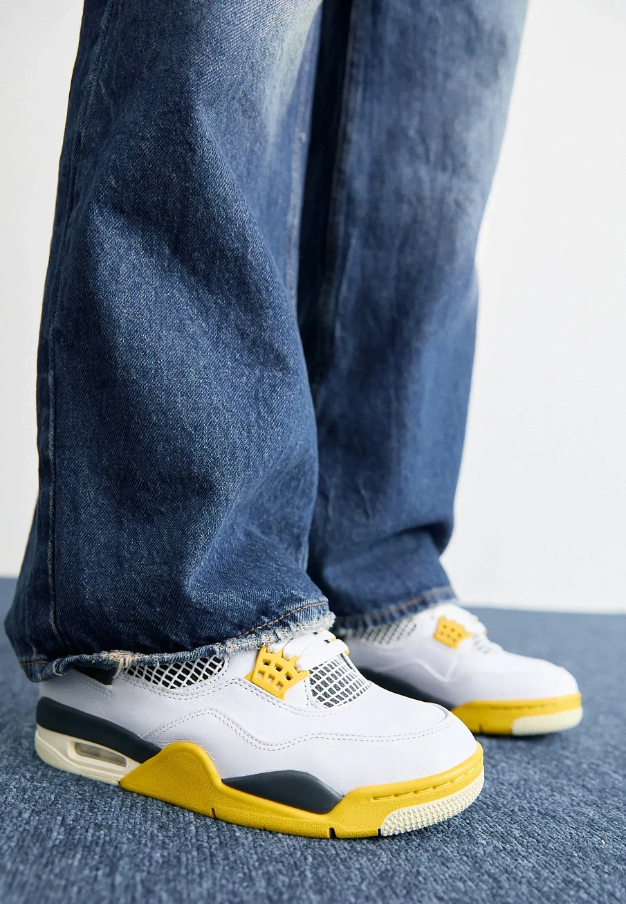 Фото № 2 с приближением к товару «‎AIR JORDAN 4 RETRO»