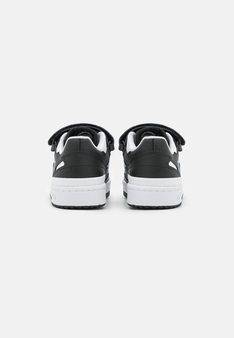 Фото № 4 с приближением к товару «‎Adidas Forum »