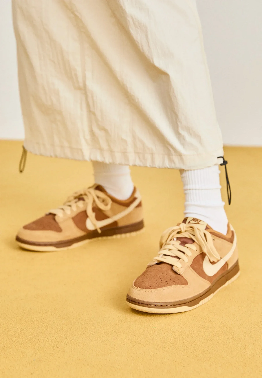 Фото № 2 с приближением к товару «‎DUNK LOW»