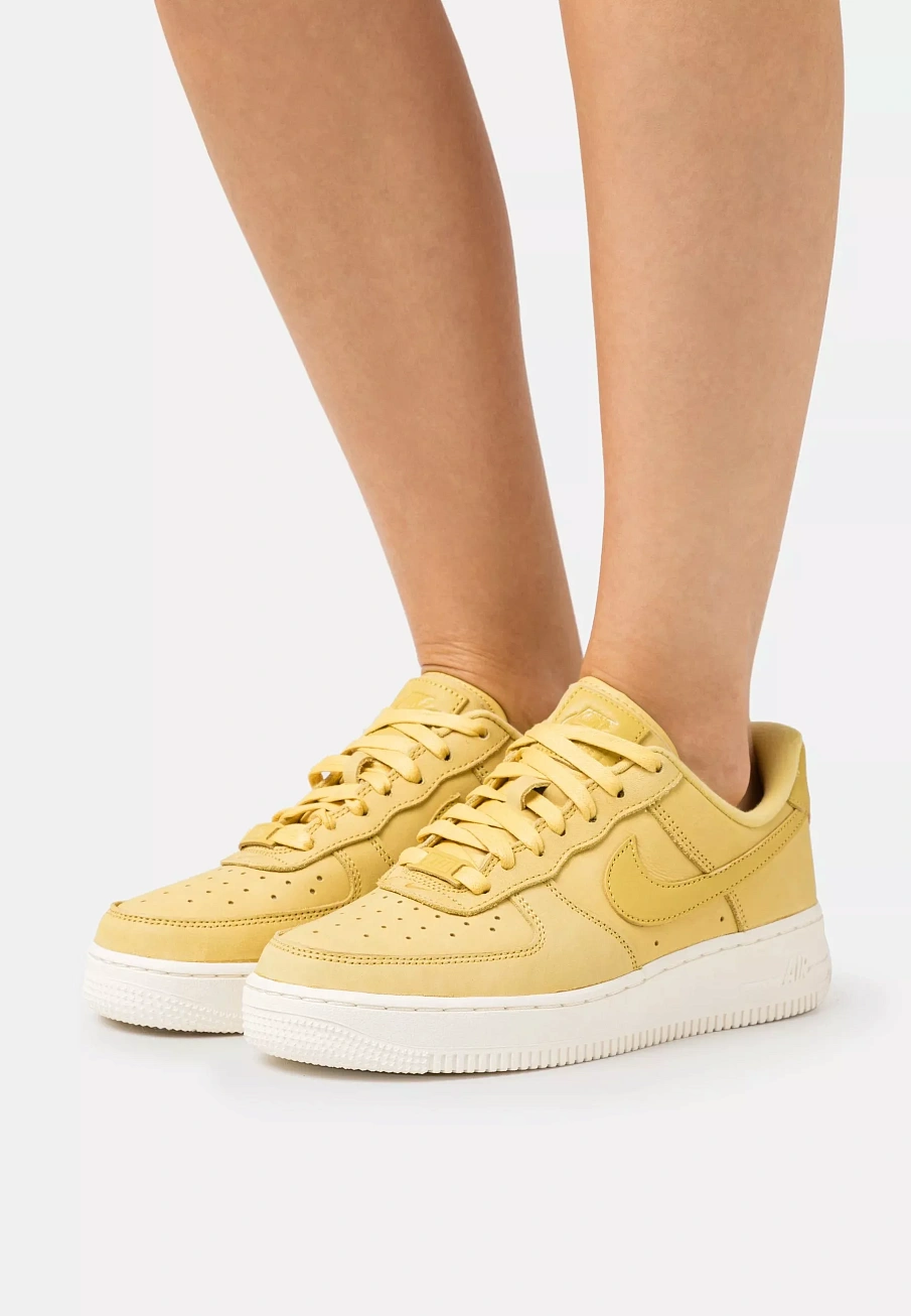 Фото № 4 с приближением к товару «‎NIKE AIR FORCE 1 PREMIUM»