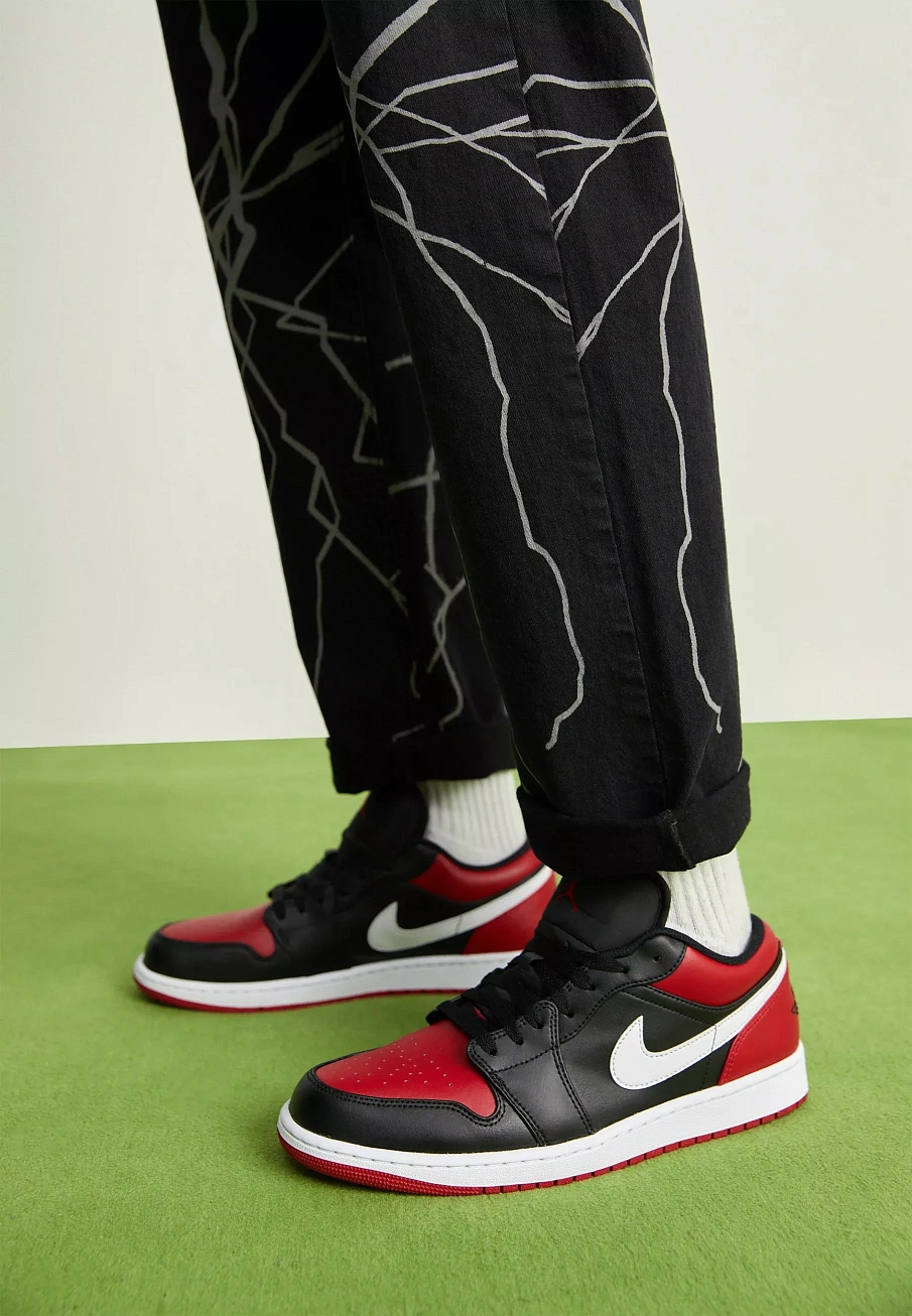Фото № 3 с приближением к товару «‎AIR JORDAN 1»