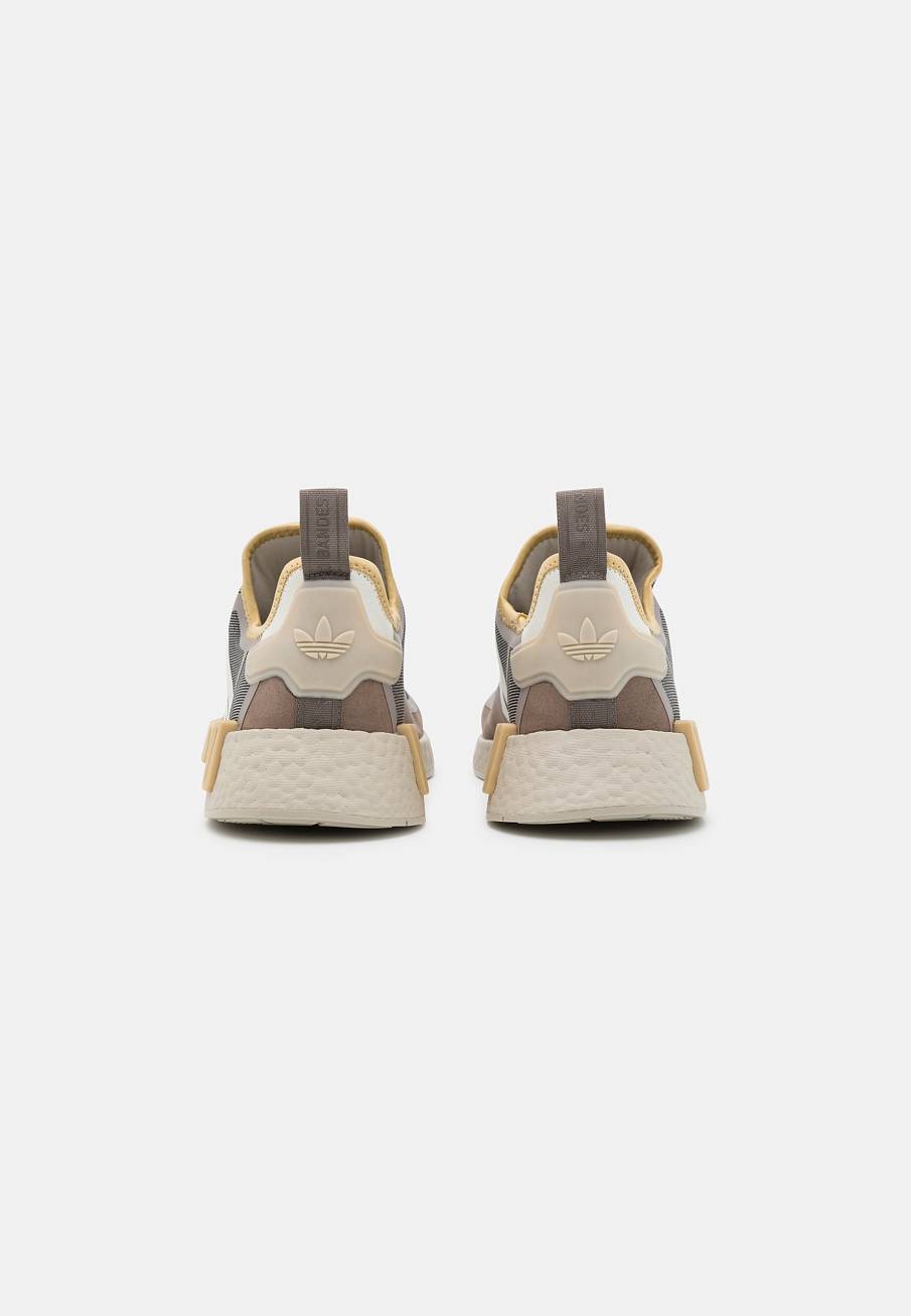 Фото № 3 с приближением к товару «‎Adidas Nmd_r1 »