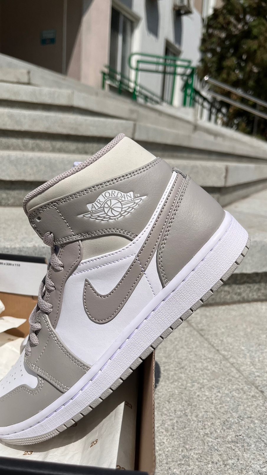 Фото № 4 с приближением к товару «‎Air Jordan 1 Mid "Linen"»