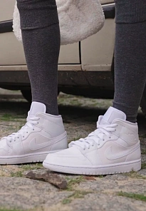 Фото № 2 с приближением к товару «‎WMNS AIR JORDAN 1 MID 365»