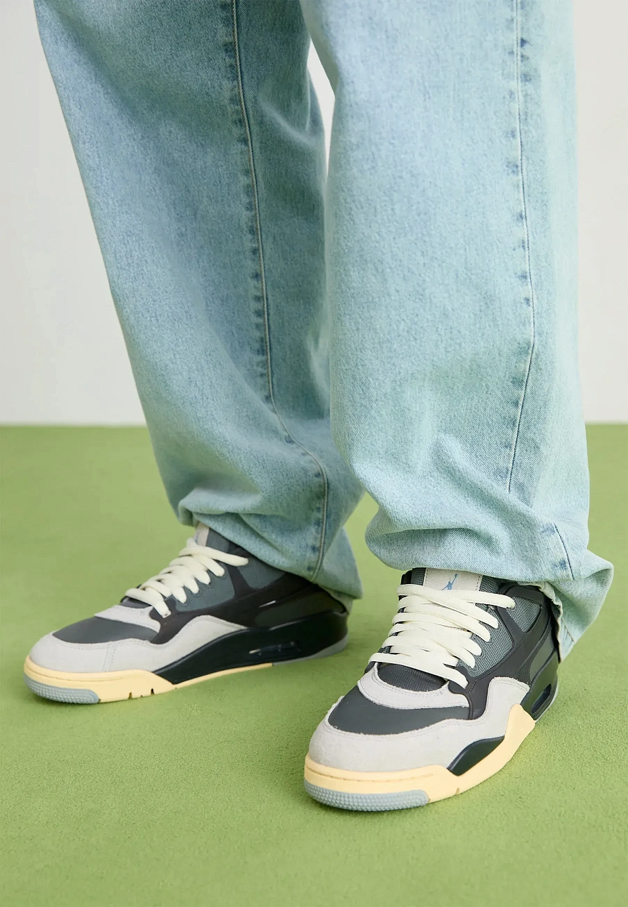 Фото № 2 с приближением к товару «‎AIR JORDAN 4 RM»