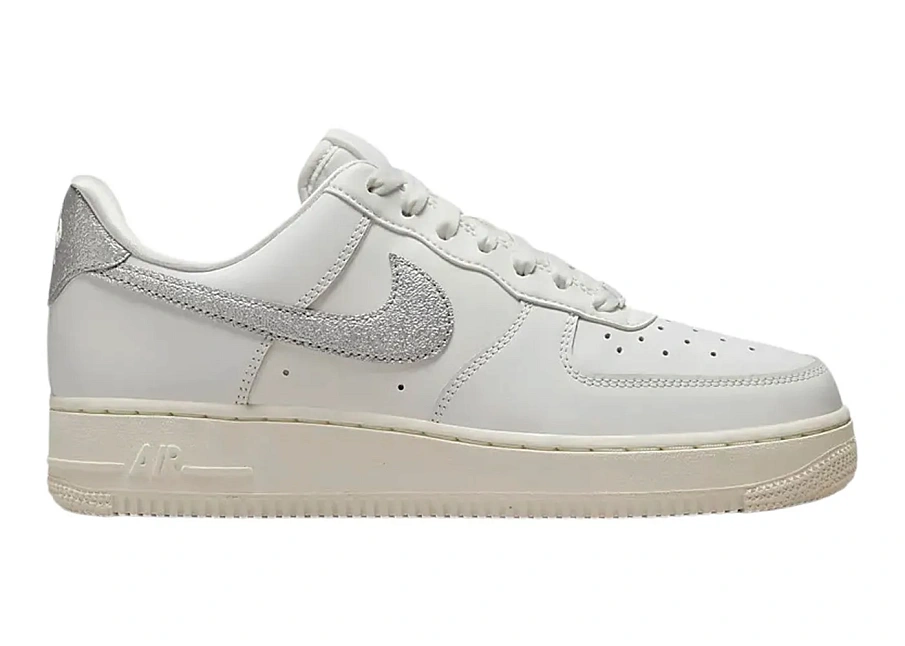 Фото № 1 с приближением к товару «‎Nike Air Force 1 07 Summit White Sail White Metallic Silver»