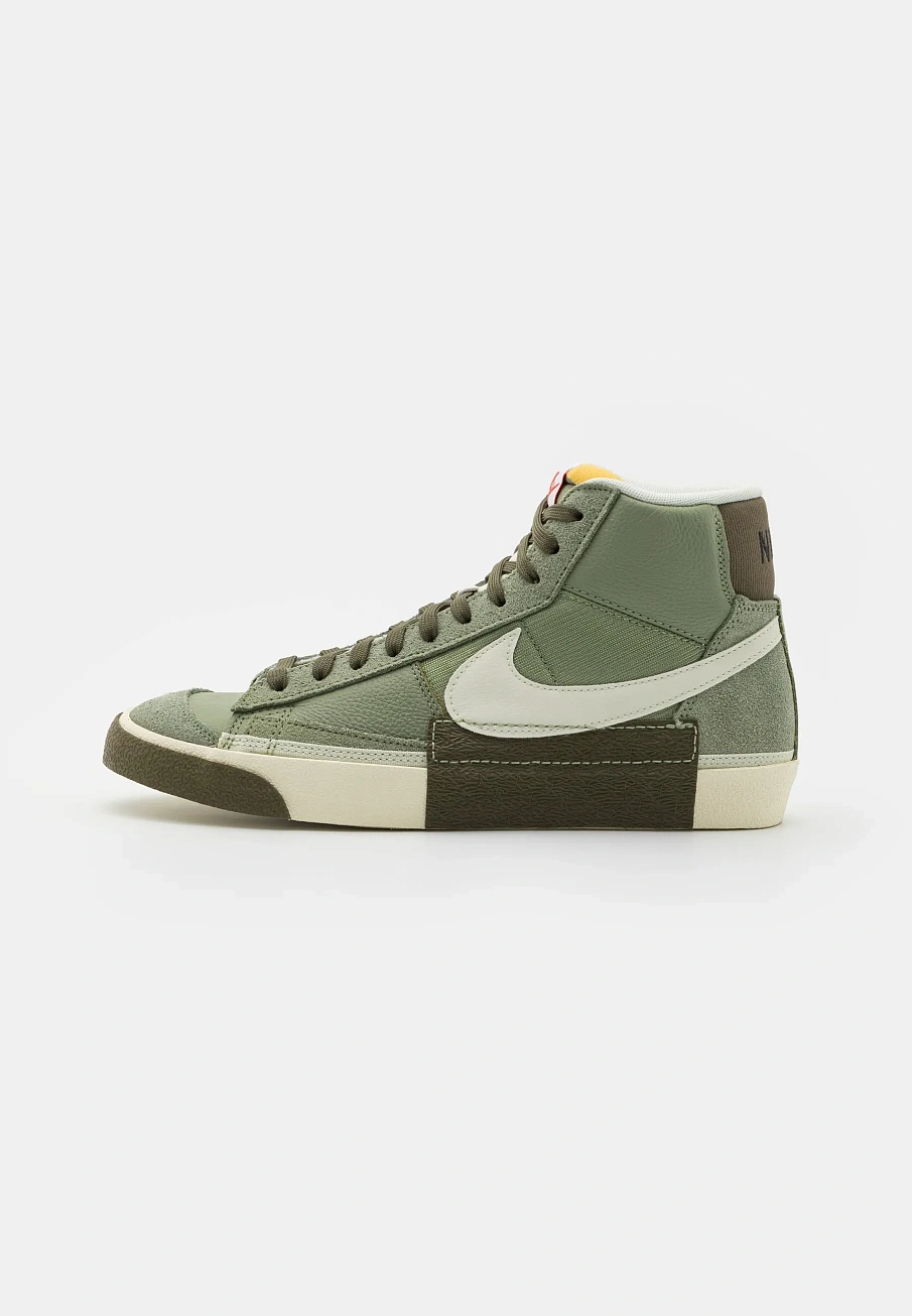 Фото № 1 с приближением к товару «‎BLAZER MID 77 »