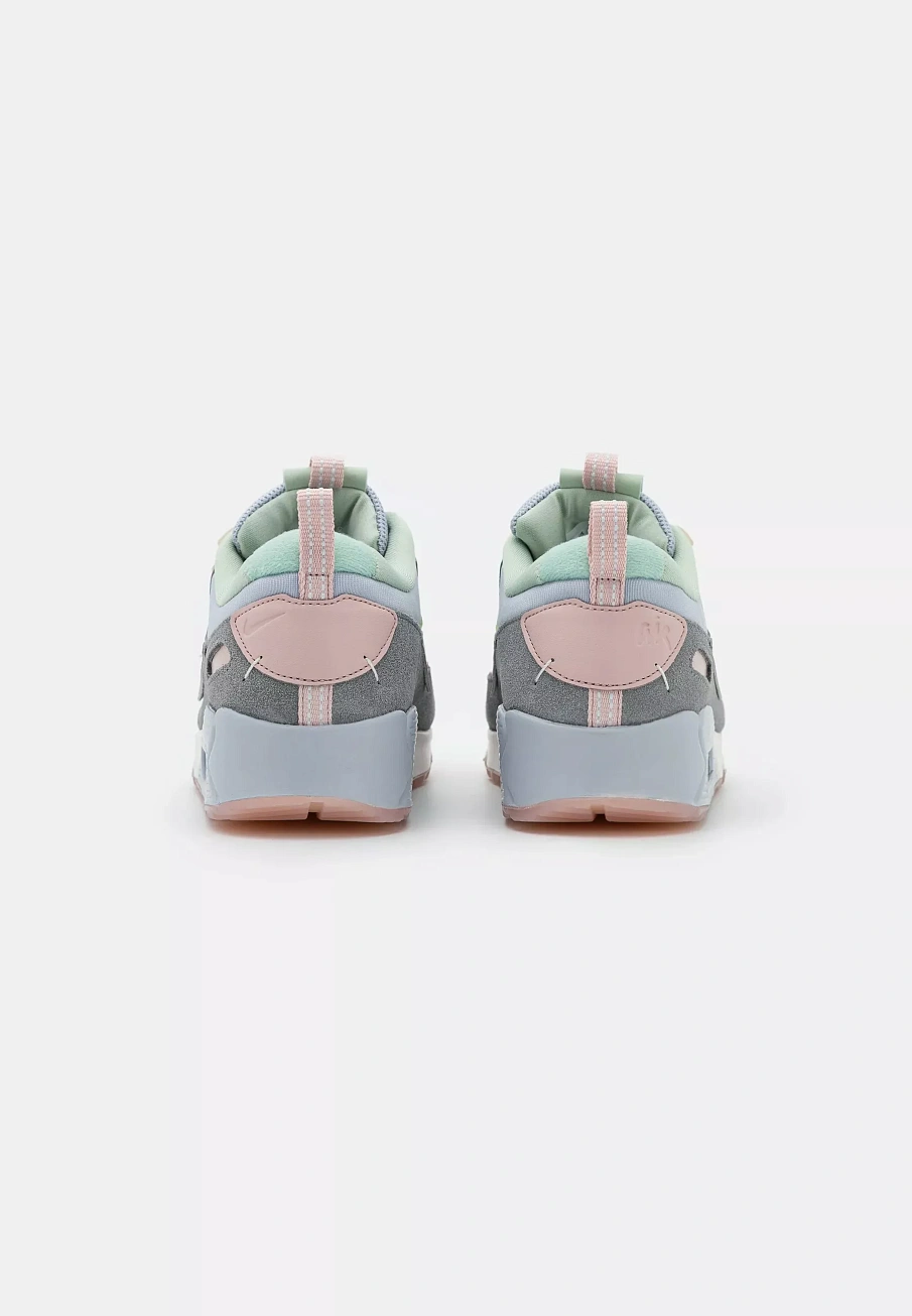 Фото № 3 с приближением к товару «‎W AIR MAX 90 FUTURA»