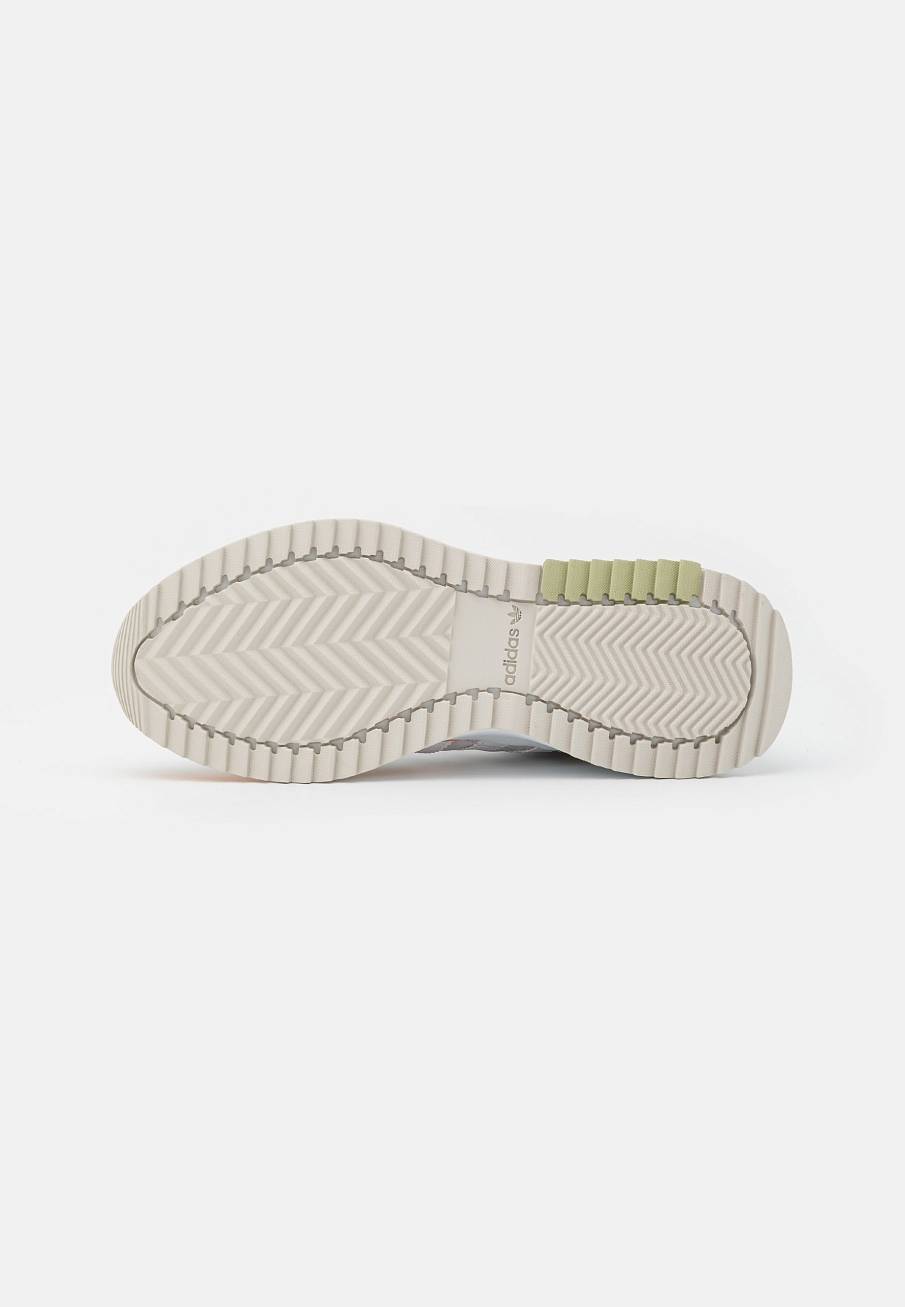 Фото № 4 с приближением к товару «‎Adidas Retropy »