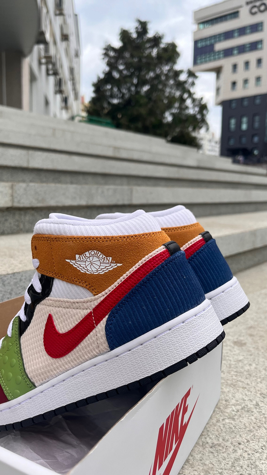 Фото № 3 с приближением к товару «‎Air Jordan 1 Mid SE "Patchwork"»