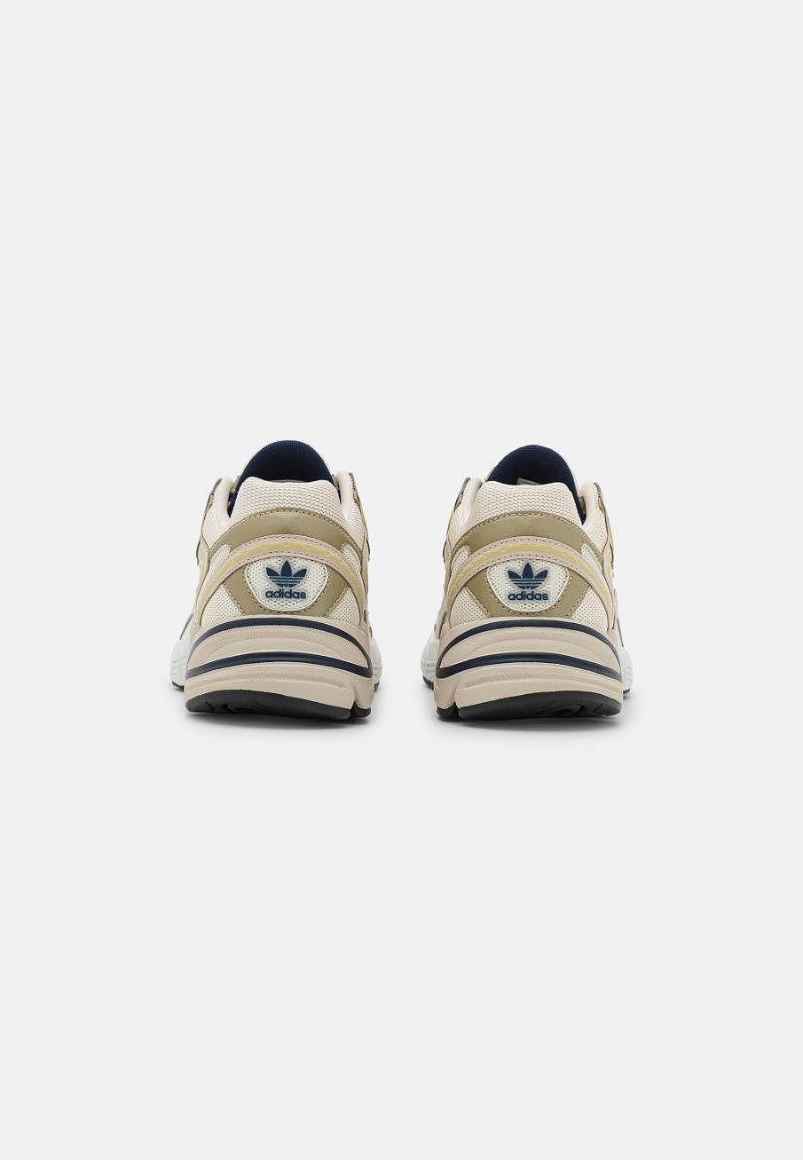 Фото № 4 с приближением к товару «‎Adidas Astir »