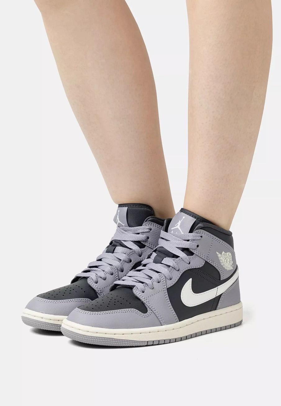 Фото № 1 с приближением к товару «‎AIR JORDAN 1 MID»