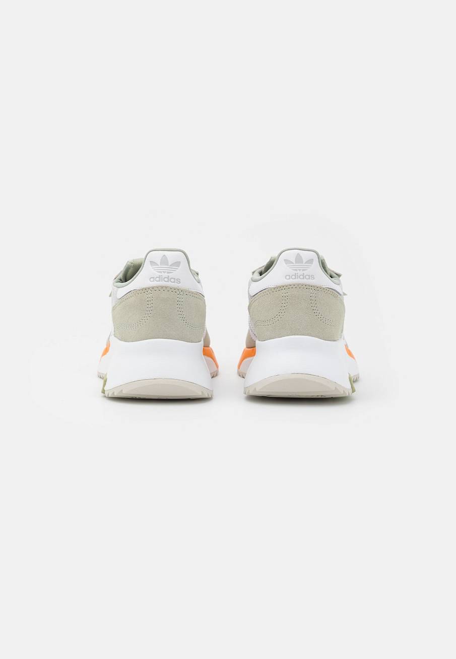 Фото № 3 с приближением к товару «‎Adidas Retropy »