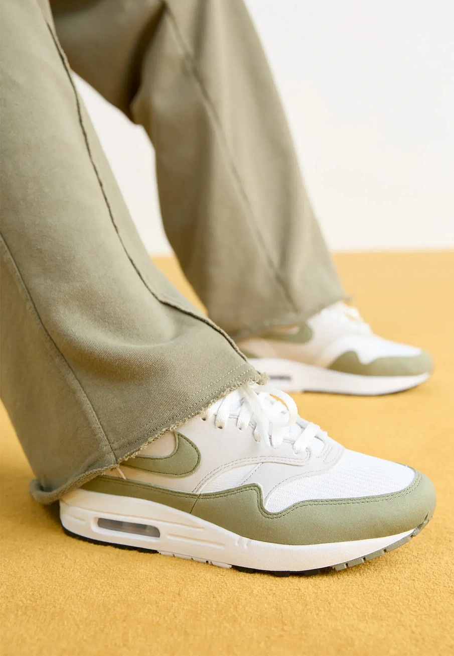 Фото № 2 с приближением к товару «‎AIR MAX»
