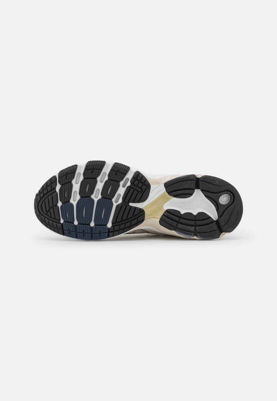 Фото № 5 с приближением к товару «‎Adidas Astir »