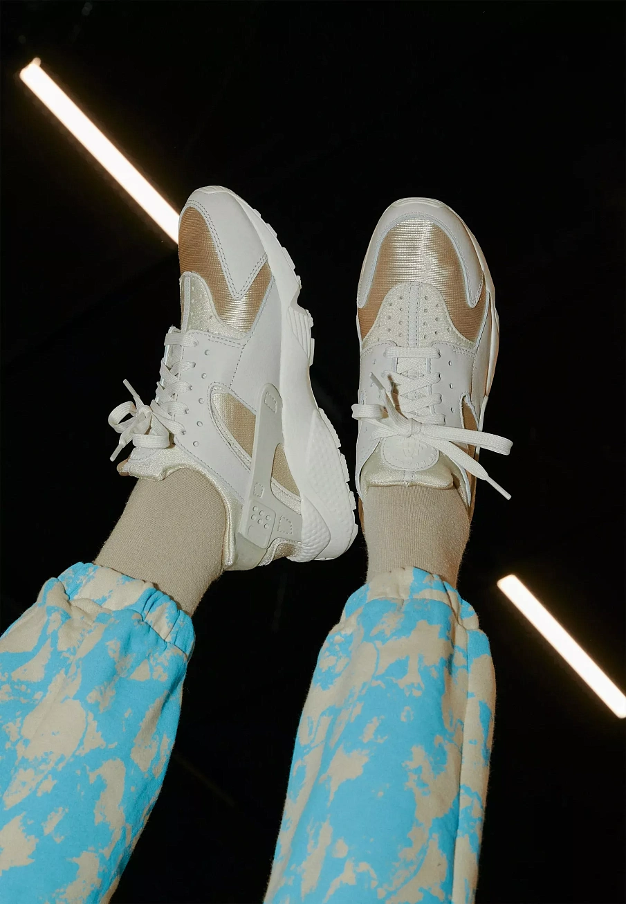 Фото № 3 с приближением к товару «‎HUARACHE»