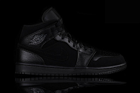 Фото № 2 с приближением к товару «‎Nike Air Jordan 1 Retro Triple »