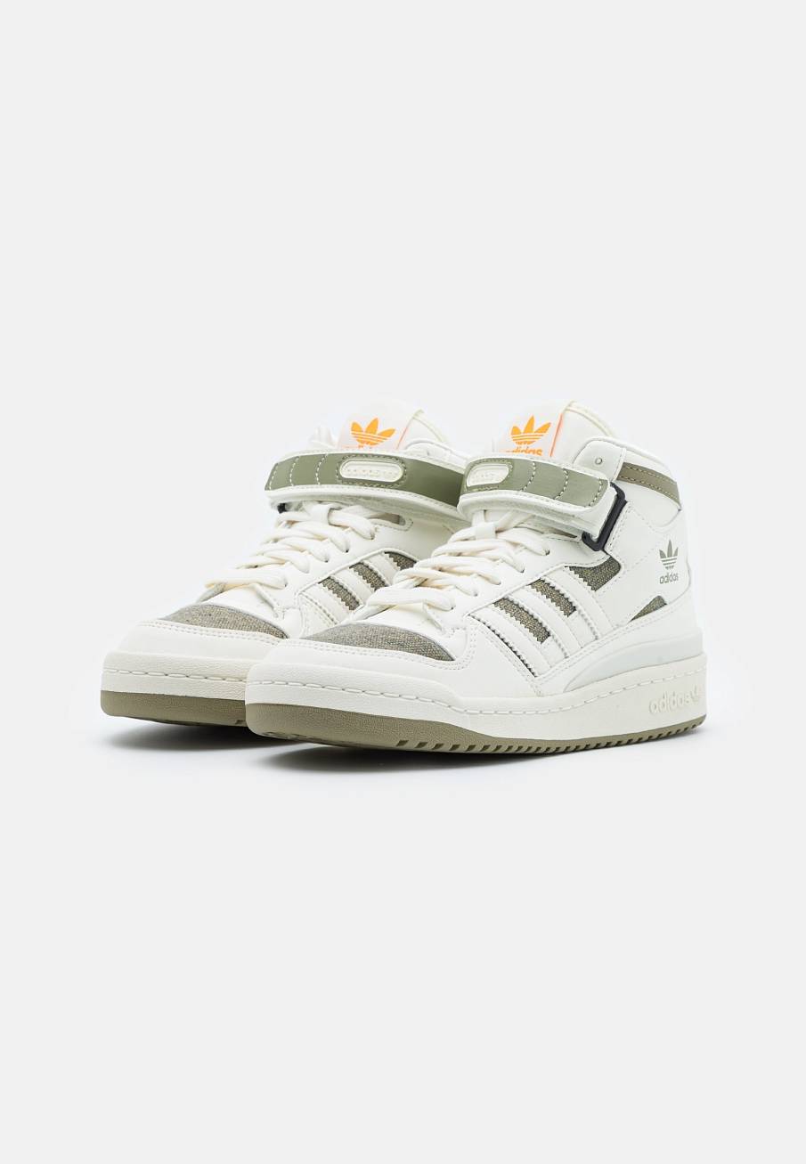 Фото № 4 с приближением к товару «‎Adidas Forum »