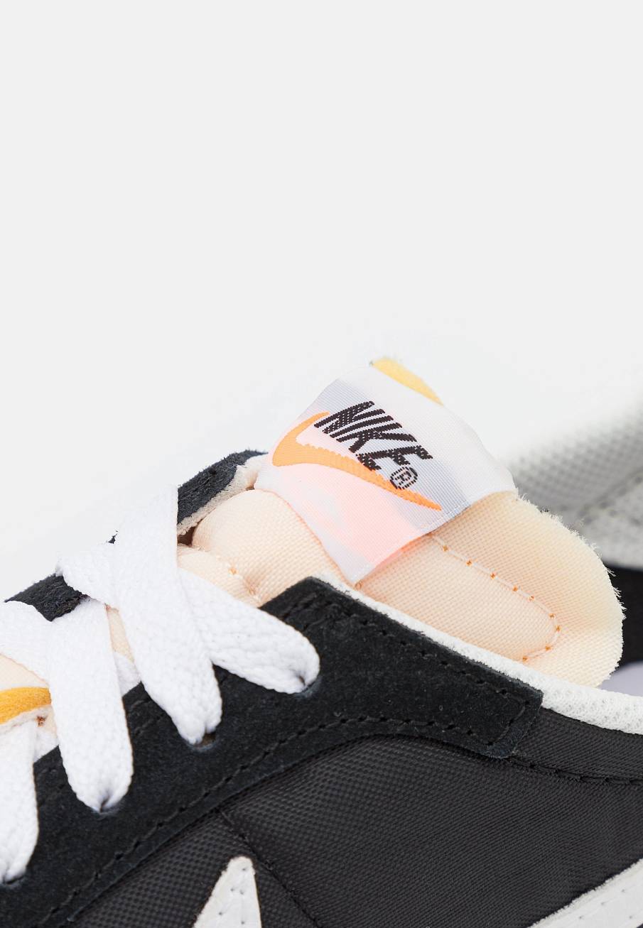 Фото № 5 с приближением к товару «‎Nike Waffle Trainer 2 »