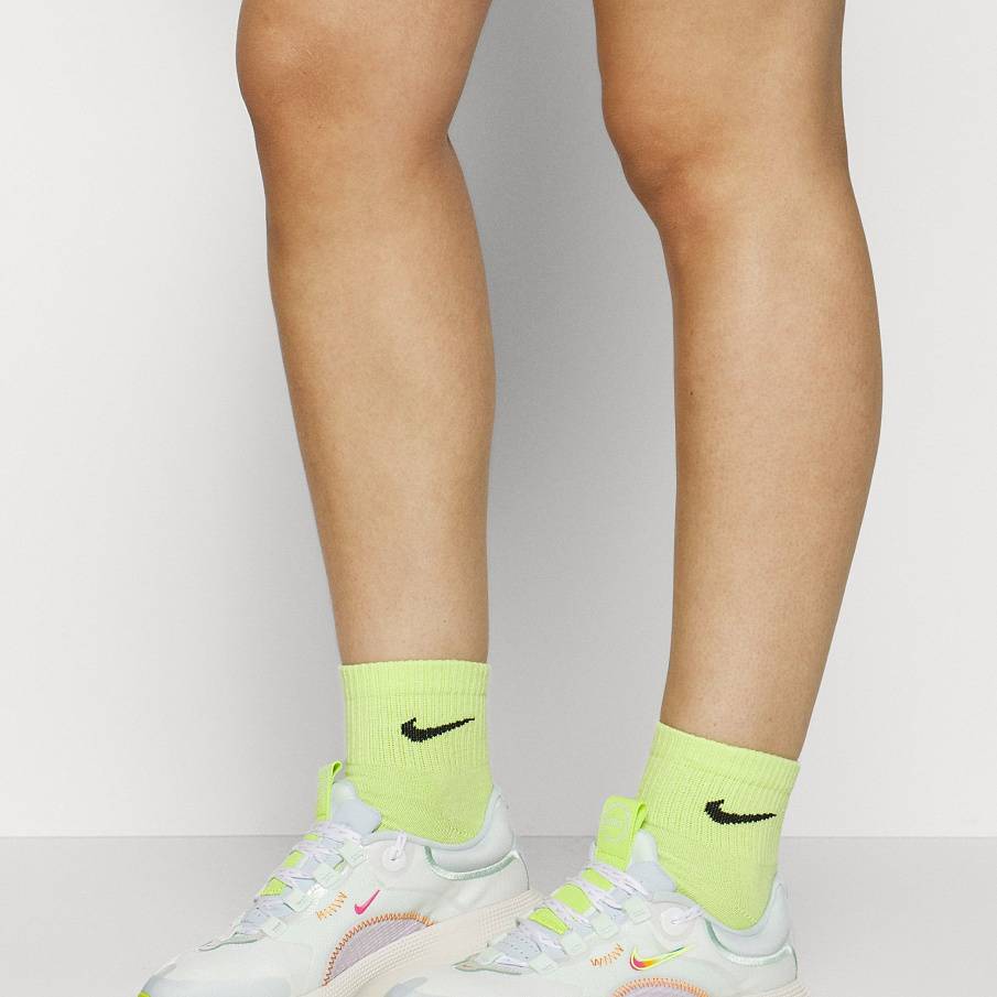 Фото № 3 с приближением к товару «‎Nike React Escape»