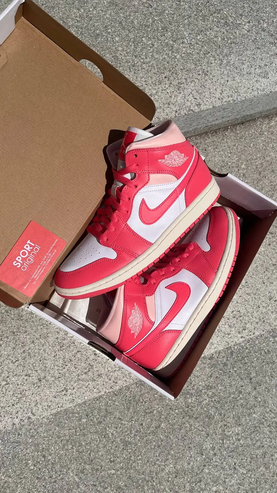 Фото № 2 с приближением к товару «‎Air Jordan 1 Mid "Strawberries & Cream" (BQ6472-186)»