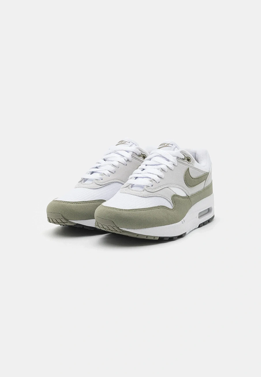 Фото № 4 с приближением к товару «‎AIR MAX»