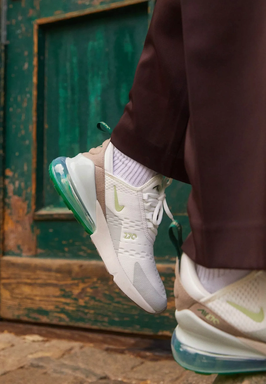 Фото № 2 с приближением к товару «‎W AIR MAX 270»