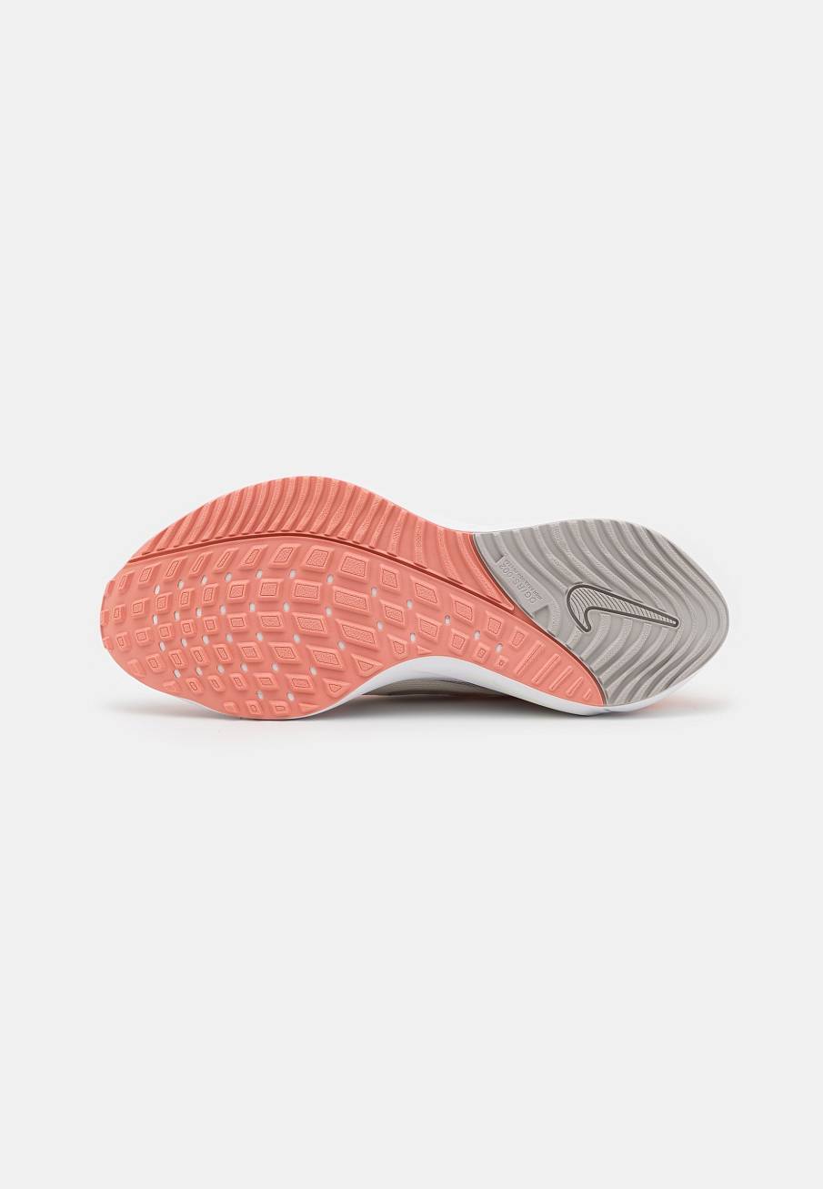 Фото № 4 с приближением к товару «‎Nike Air Zoom Vomero»