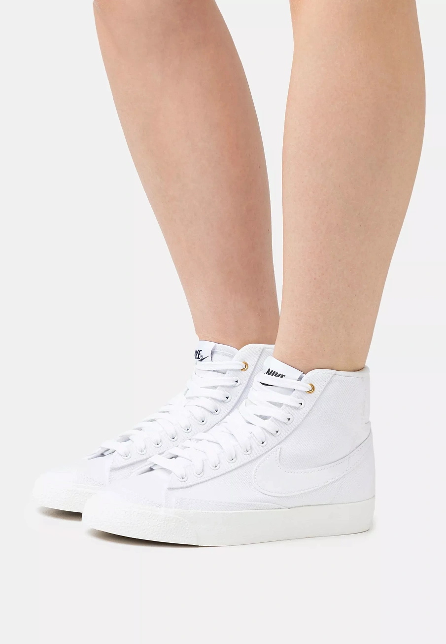 Фото № 3 с приближением к товару «‎BLAZER MID 77 »