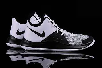 Nike Air Versitile Iii - 4