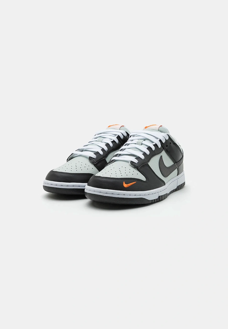 Фото № 4 с приближением к товару «‎NIKE DUNK LOW UNISEX»