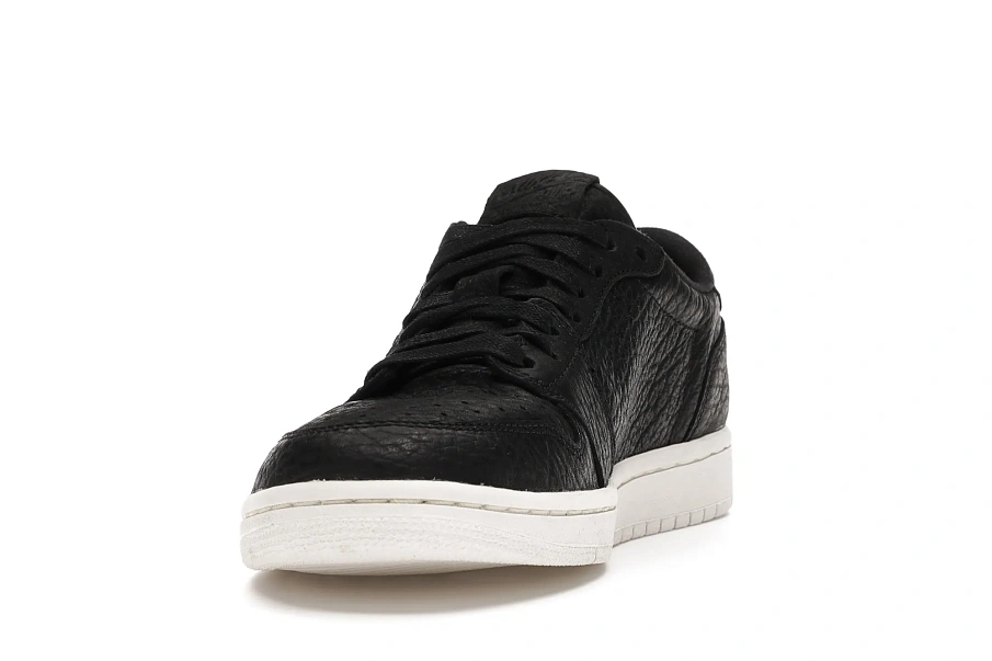 Фото № 3 с приближением к товару «‎Jordan 1 Retro Low Swooshless Black»