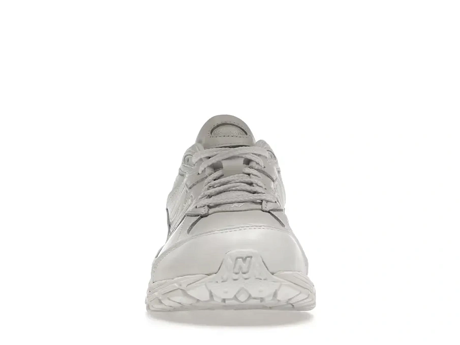 Фото № 2 с приближением к товару «‎New Balance 2002R»