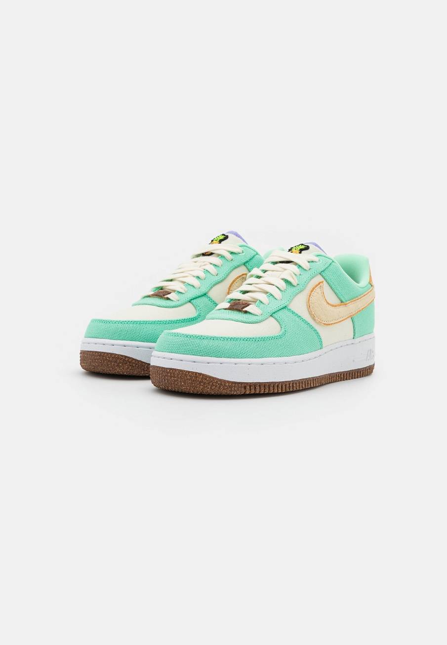 Фото № 2 с приближением к товару «‎Nike Air Force 1 »