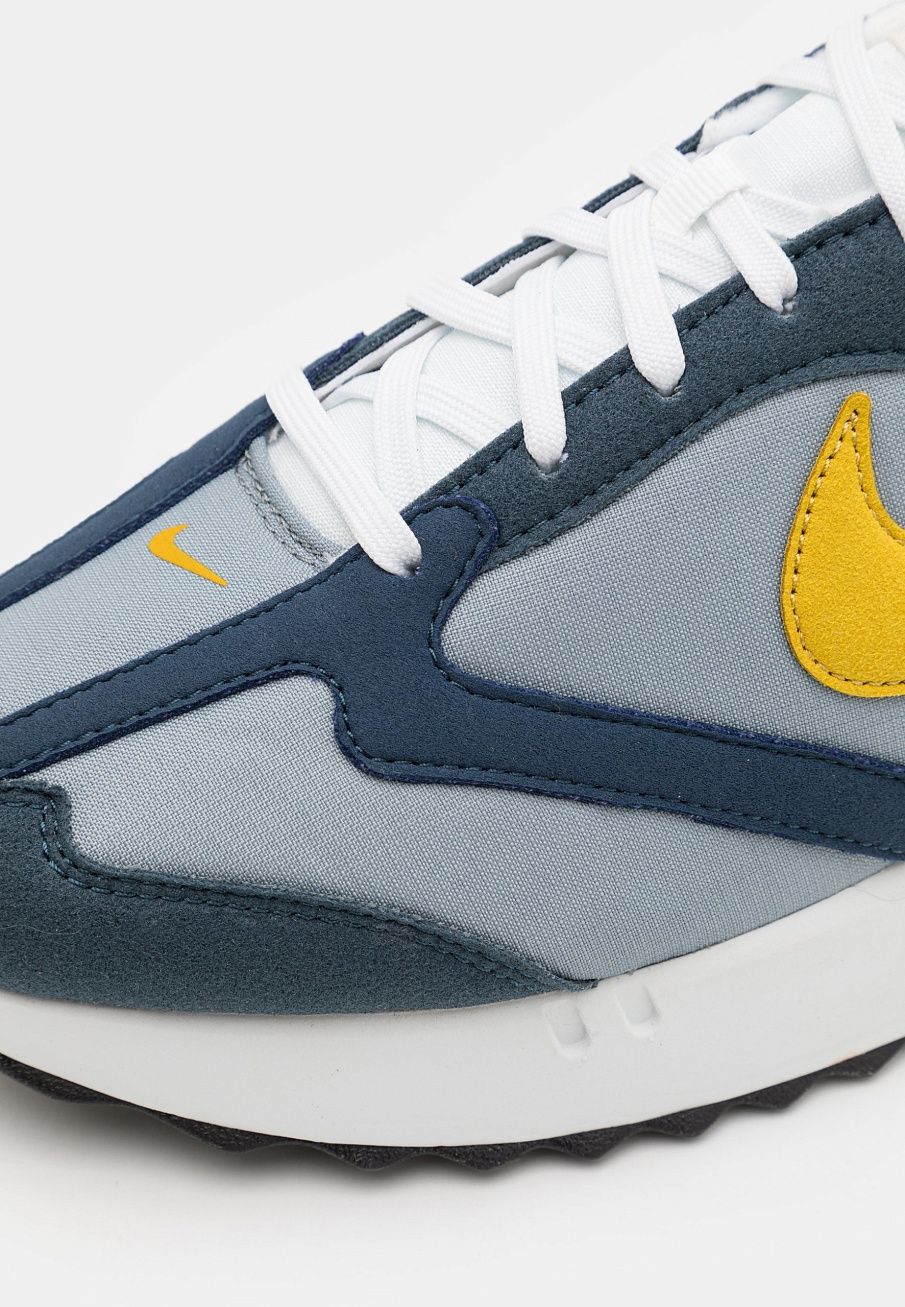 Фото № 3 с приближением к товару «‎Nike Air Max Dawn »