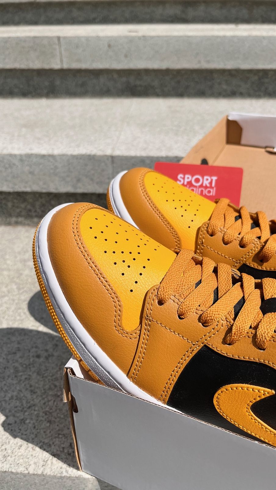 Фото № 3 с приближением к товару «‎Air Jordan 1 Mid University Gold»