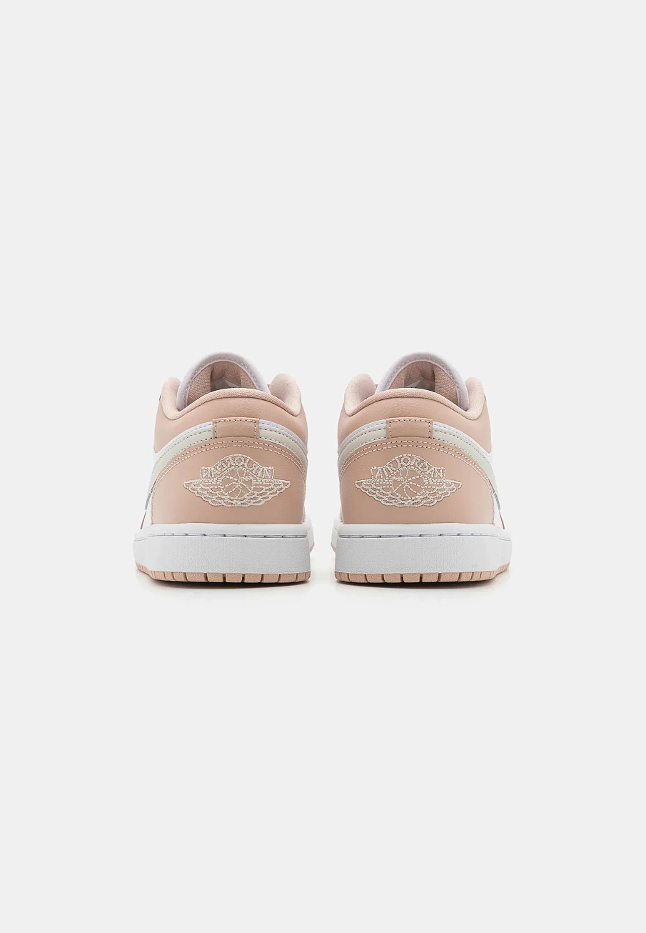 Фото № 3 с приближением к товару «‎AIR JORDAN 1 LOW»